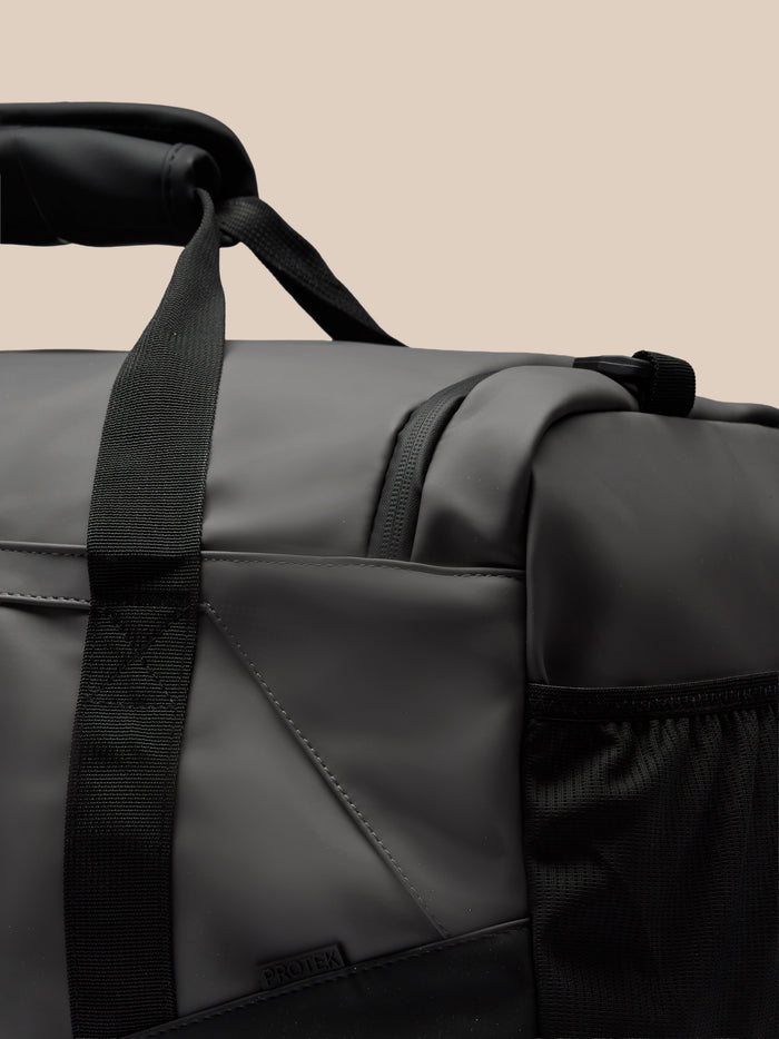 Close up of the padded handle and adjustable strap on the Core Holdall