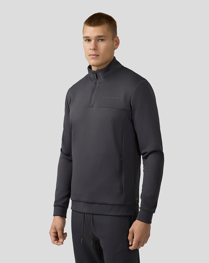 Man in charcoal Scuba Quarter Zip Top met rits en zakken Castore-logo op borst