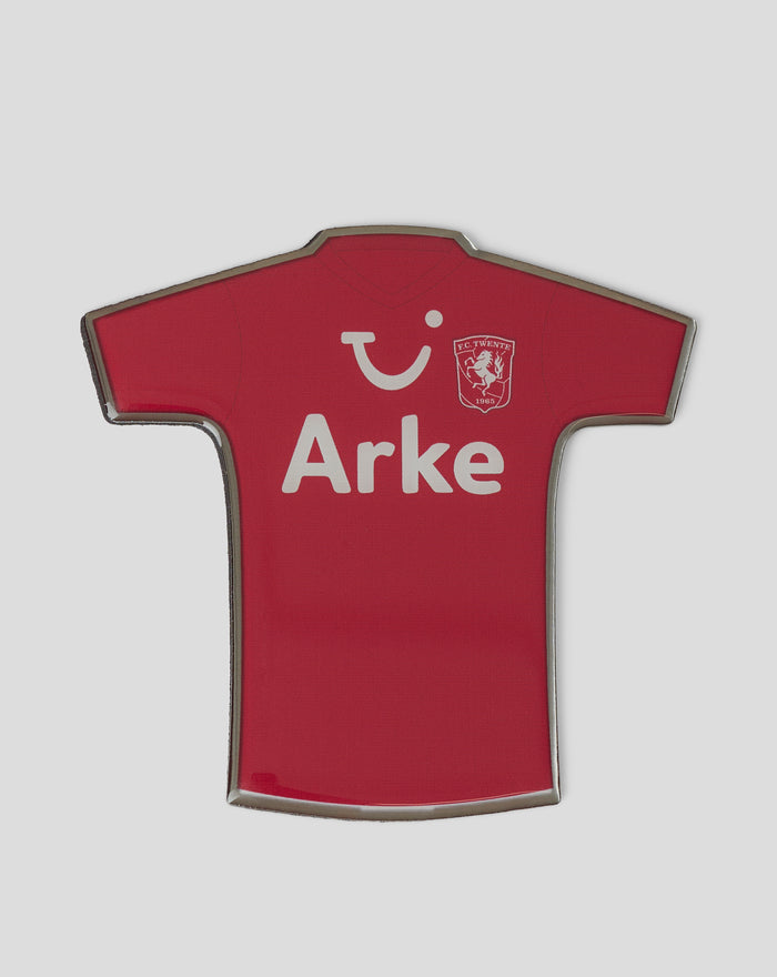 Retro Tenue magnet in vorm van rood voetbalshirt met Arke tekst en FC Twente badge