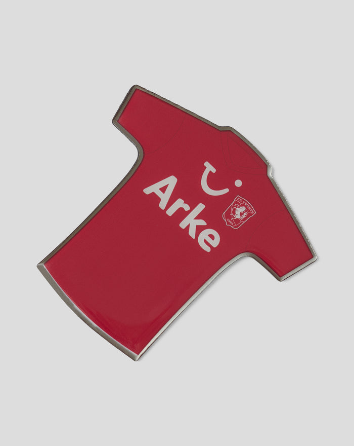 Detail van rode jersey magneet met Arke tekst en FC Twente badge