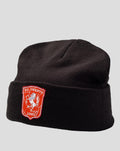Zwarte kinder muts met rode FC Twente badge met witte paard op de omslag