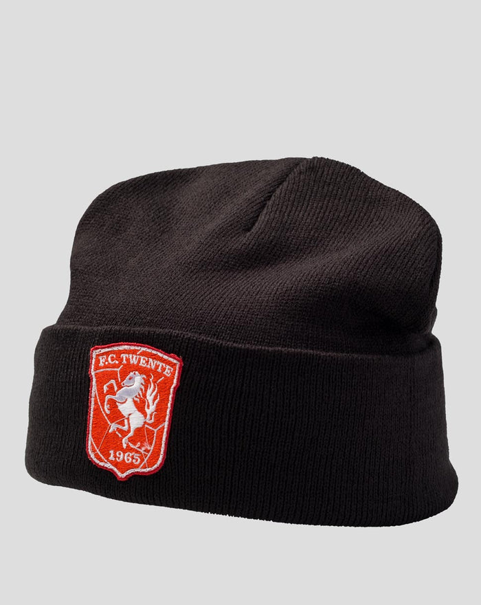 Zwarte kinder muts met rode FC Twente badge met witte paard op de omslag