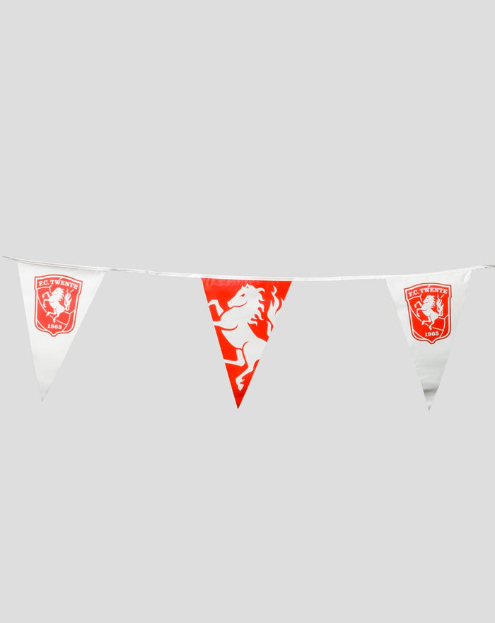 Decoratieve slinger met FC Twente vlaggetjes witte banners en een rode vlag ertussen