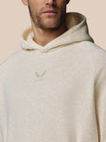 Nauwe close-up van oatmeal marl hoodie met geborduurd Castore-logo op borst