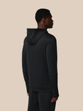 Achterkant van man in zwarte Flex hoodie met capuchon zichtbaar aan de achterkant
