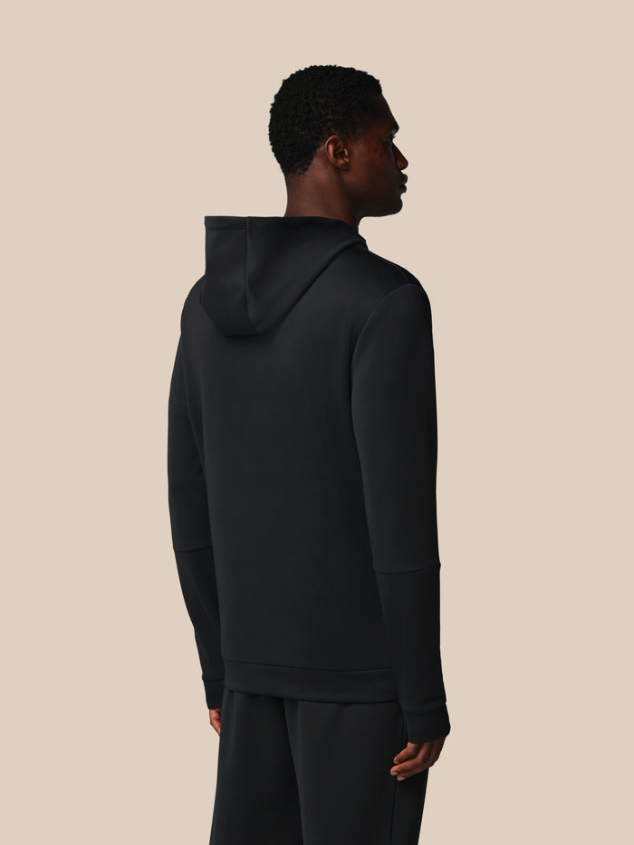 Achterkant van man in zwarte Flex hoodie met capuchon zichtbaar aan de achterkant