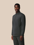 Bovenlichaam van model in gunmetal Heren Flex Sweatshirt met kwart-rits en Castore logo op de borst