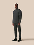 Volledig beeld van mannelijke model in gunmetal Heren Flex Sweatshirt met lange mouwen kwart-ritssluiting en zakken met rits