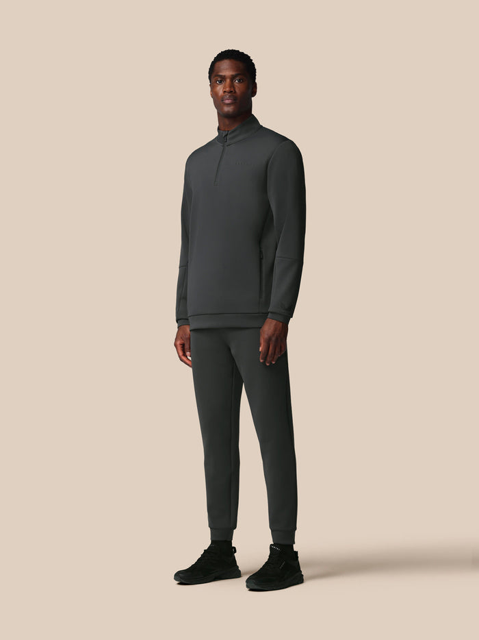 Volledig beeld van mannelijke model in gunmetal Heren Flex Sweatshirt met lange mouwen kwart-ritssluiting en zakken met rits