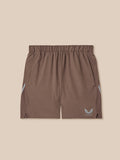 Achterkant van diep taupe Apex 6 inch short met Castore logo op het rechterbeen en mesh zijpanelen