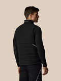 Achteraanzicht van een man in zwarte Apex Training Gilet met Castore woordmerk op de kraag
