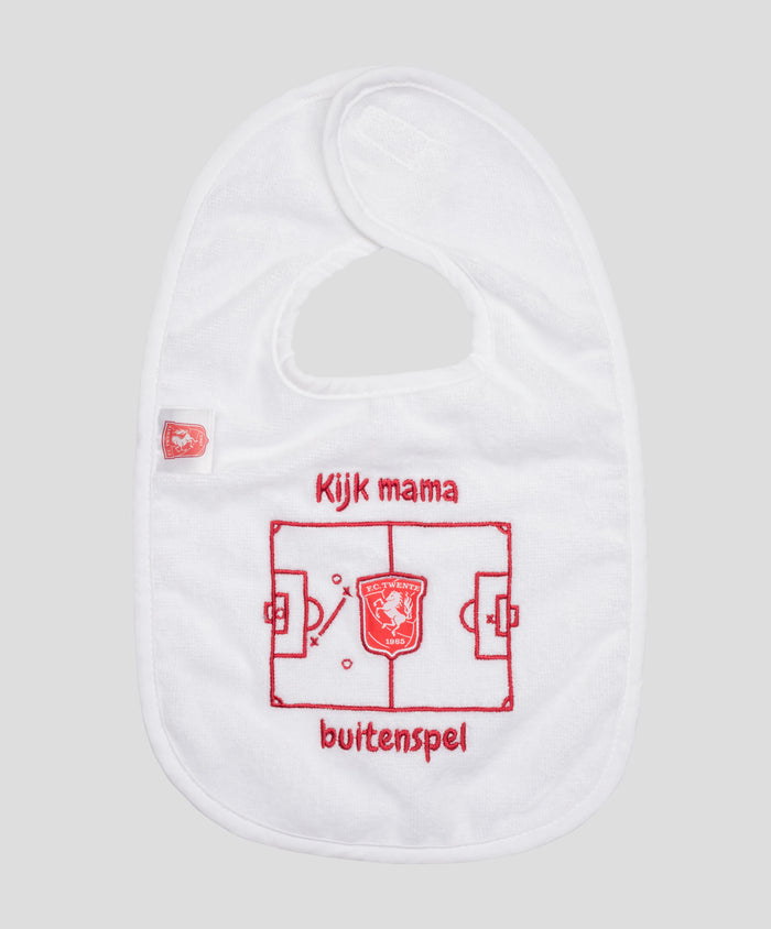 White baby bib with red Kijk mama buitenspel embroidery and a soccer field diagram with crest