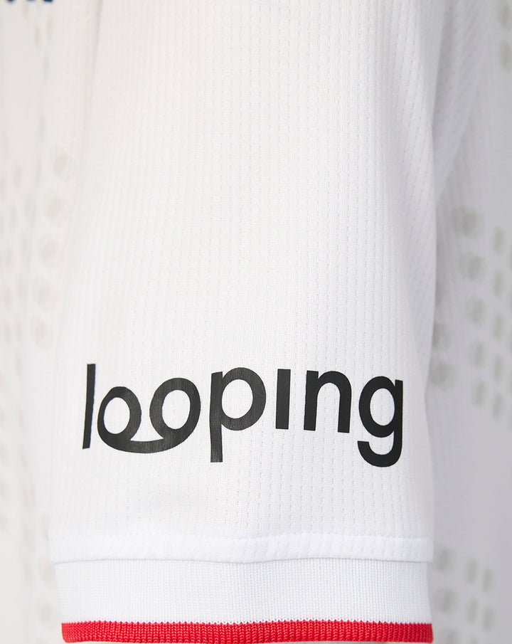 Close up of white mesh sleeve with looping logo and red cuff on the FC Twente third shirt.