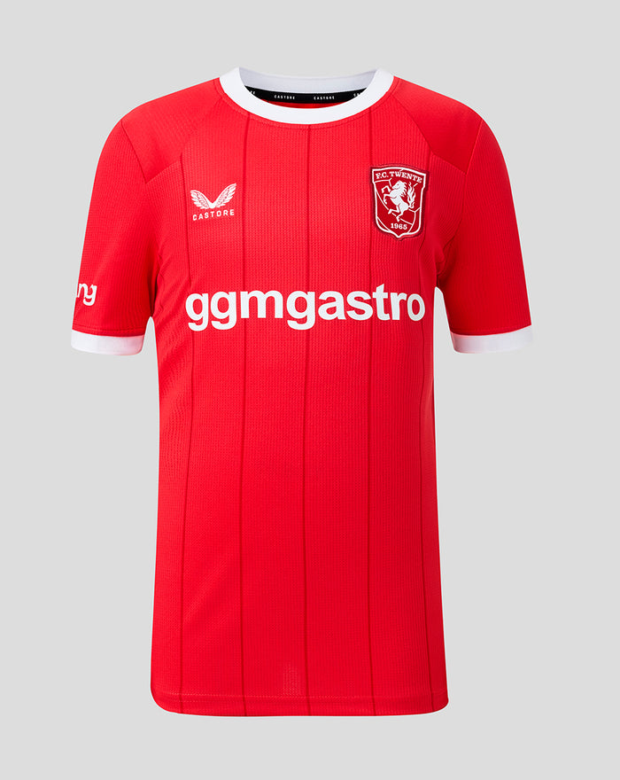 Junior FC Twente thuisshirt voorkant met rode panelen witte kraag clubbadge en sponsor ggm gastro.