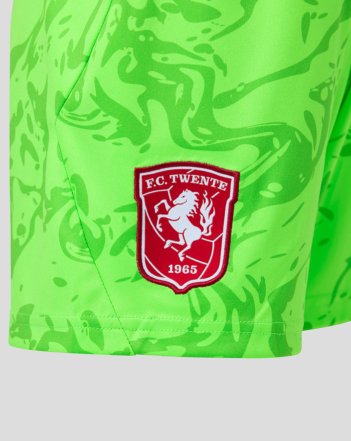 Neon groene FC Twente keepershort 26/27 met rode clubbadge op camouflage patroon.