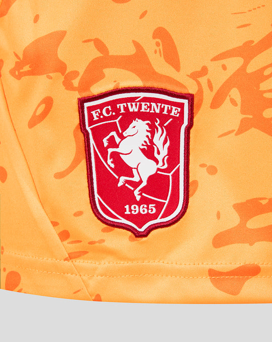 Detail van oranje Keepershort met FC Twente clubembleem en Castore logo op de voorkant
