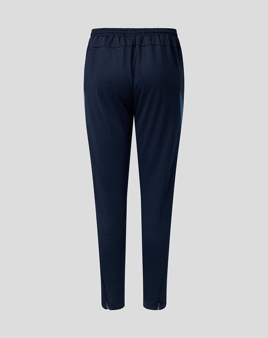 Back view of navy FC Twente training pants with elastic waistband and contrasting blue side panels