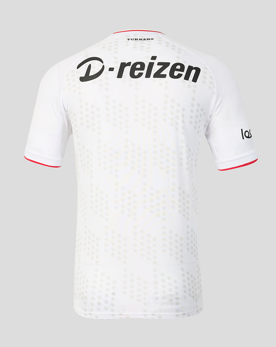 Achterkant van wit FC Twente Derde Shirt 26/27 met gestippeld patroon en rode accenten; D-reizen sponsor op de rug.