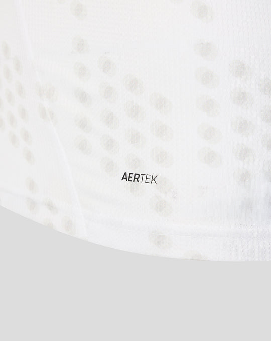 Zoom van de witte shirt met AERTEK branding op de zoom