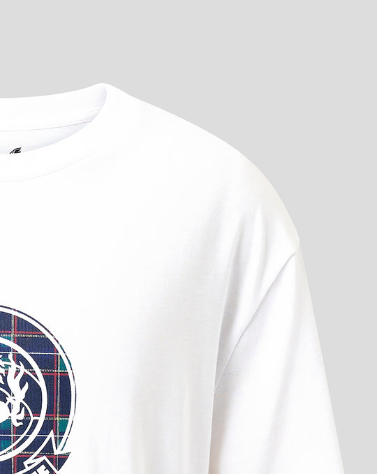 Witte FC Twente Vierde T-shirt met tartan badge gedeeltelijk zichtbaar op de borst