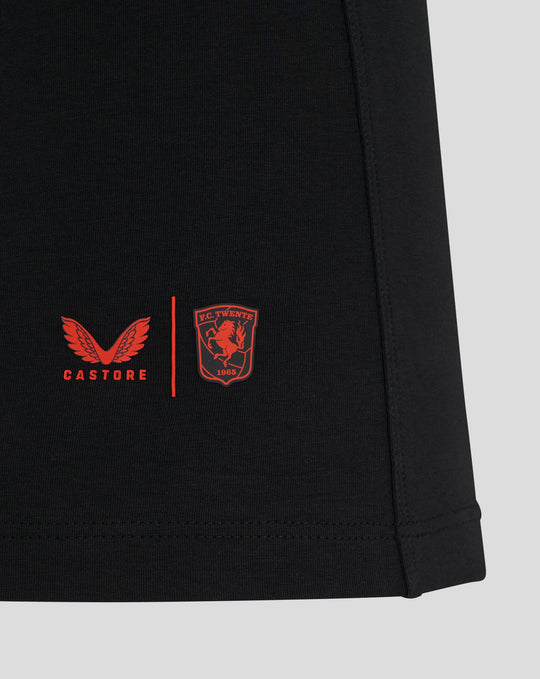 Voorzijde van zwarte Travel Polo met rode FC Twente wapenschild en vleugels