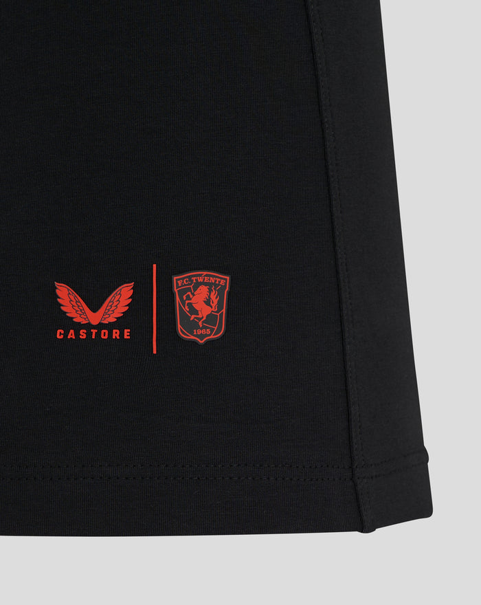 Voorzijde van zwarte Travel Polo met rode FC Twente wapenschild en vleugels