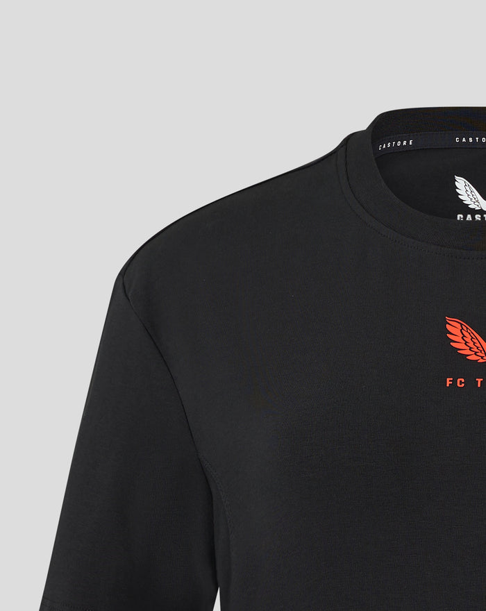 Zwarte FC Twente Travel T-shirt voor vrouwen met een neklabel van Castore en een oranje vleugelprint