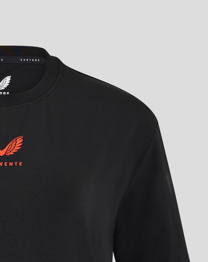 Voorzijde van een zwarte FC Twente Travel T-shirt voor vrouwen met oranje vleugelprint en FC Twente branding