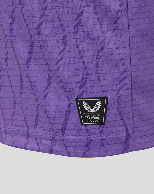 Detail of purple FC Twente junior keepershirt fabric with a textured print and an authentic product patch.
