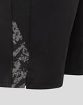 Zwarte korte broek met grijze camo patroon langs de zijnaad