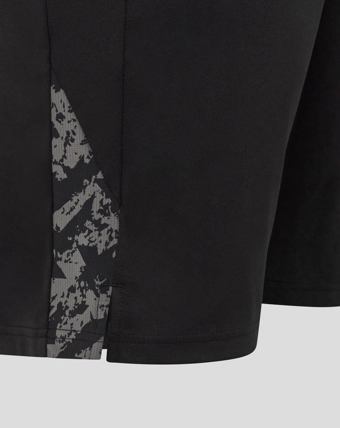 Zwarte korte broek met grijze camo patroon langs de zijnaad