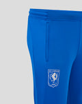 Close-up van marineblauwe FC Twente performance broek met badge op het dijbeen