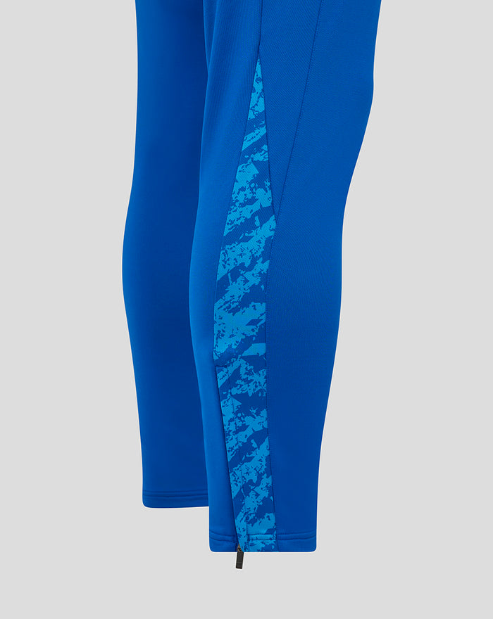 Zijkant van marineblauwe FC Twente broek met camo zijstreep en onderaan ritssluiting