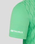 Mouwdetail van groen keepershirt met Taurus logo en grafisch patroon.
