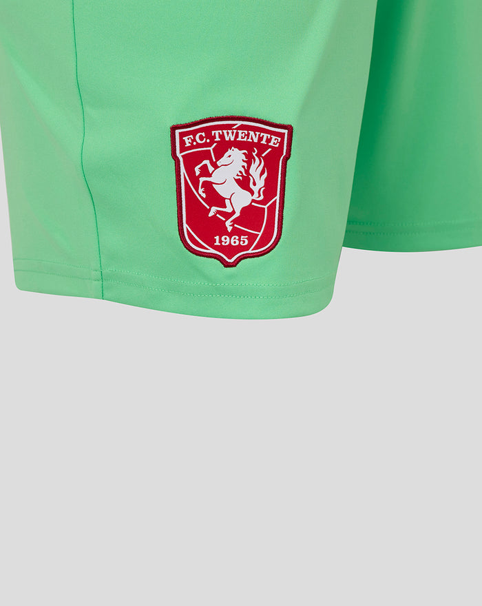 Felgroene FC Twente keepershort met rode clubbadge zichtbaar op de linkerbroek