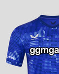 Close up of the blue FC Twente away shirt with a dotted pattern on the shoulder and a ribbed collar with Castore branding