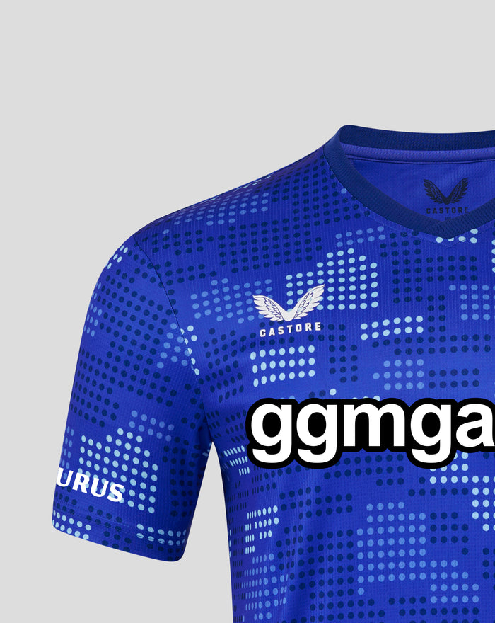 Close up of the blue FC Twente away shirt with a dotted pattern on the shoulder and a ribbed collar with Castore branding