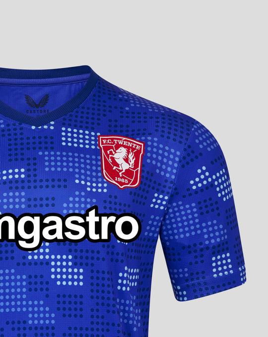 Close-up van FC Twente Uitshirt 25/26 met borstlogo crest en blauw stippenpatroon