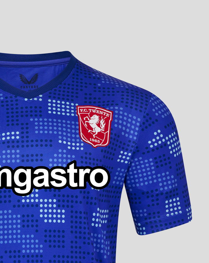 Close-up van FC Twente Uitshirt 25/26 met borstlogo crest en blauw stippenpatroon