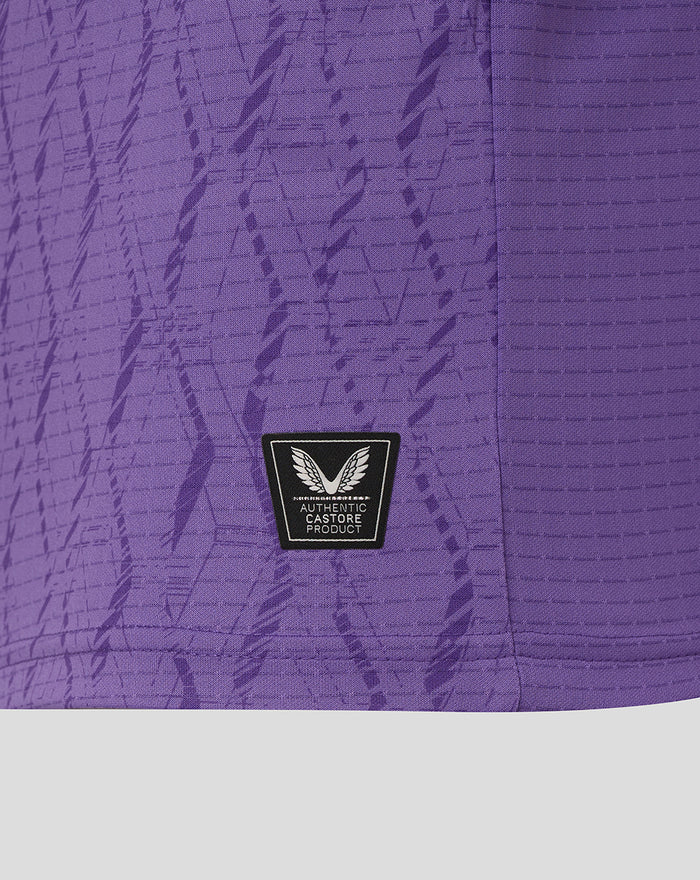 Close-up of purple FC Twente keeper shirt fabric with an authentic Castore product patch