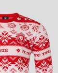 Close-up van het borstgedeelte met FC Twente embleem en kerstpatroon in rood en wit
